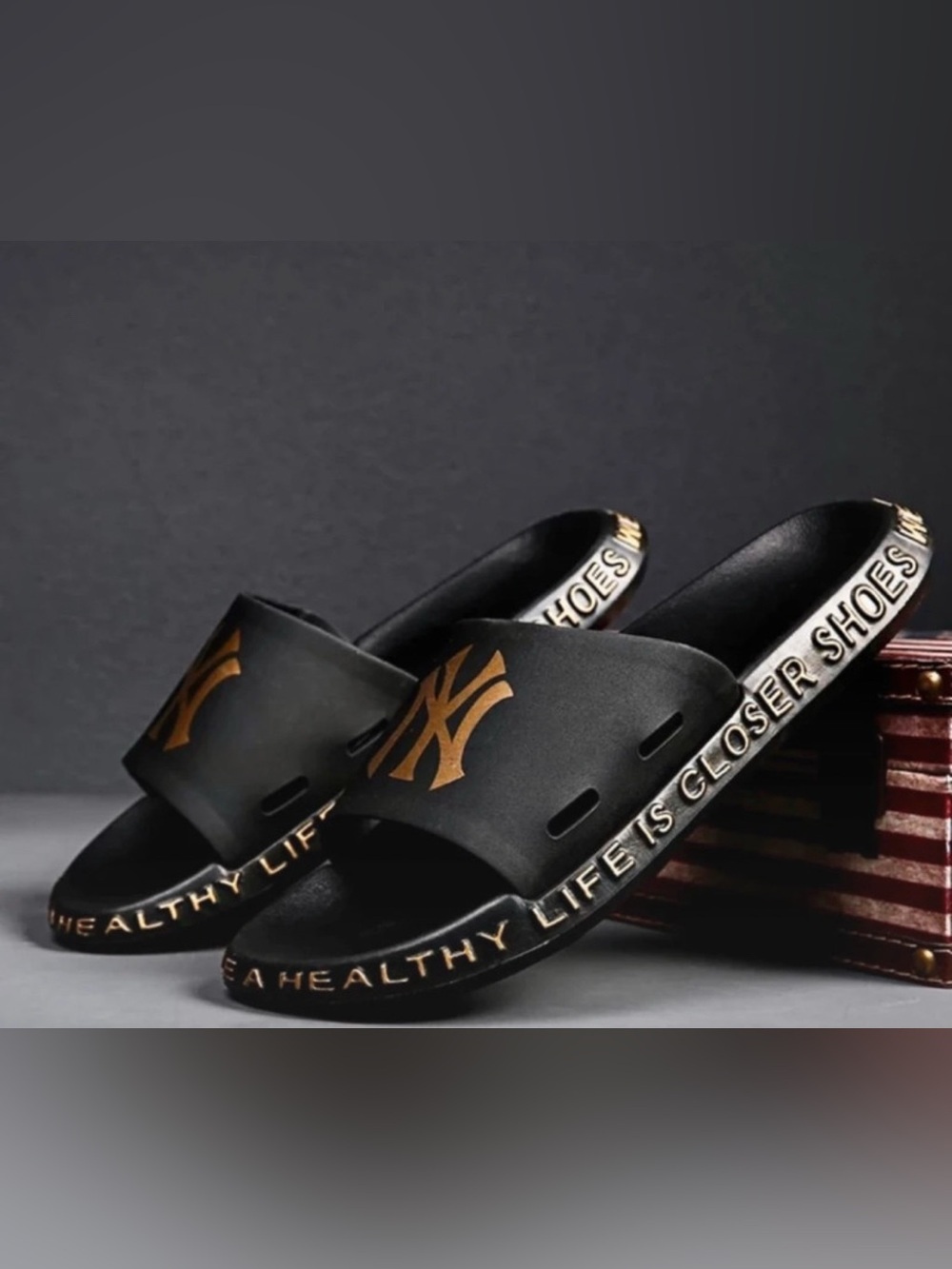 NWOT-Mens 9 NEW YORK YANKEE 
Jual SANDAL black and gold
Unique slides  flip-flop